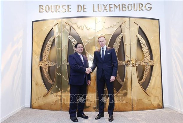 Prime Minister visits Luxembourg Stock Exchange hinh anh 1