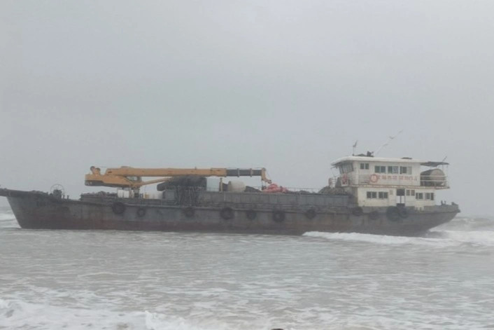 Tàu không người dạt vào bờ biển Quảng Trị - 1