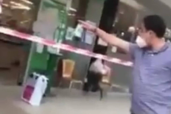 Khởi tố người đàn ông xưng 'ban chỉ đạo quận 7' chửi bới ở siêu thị