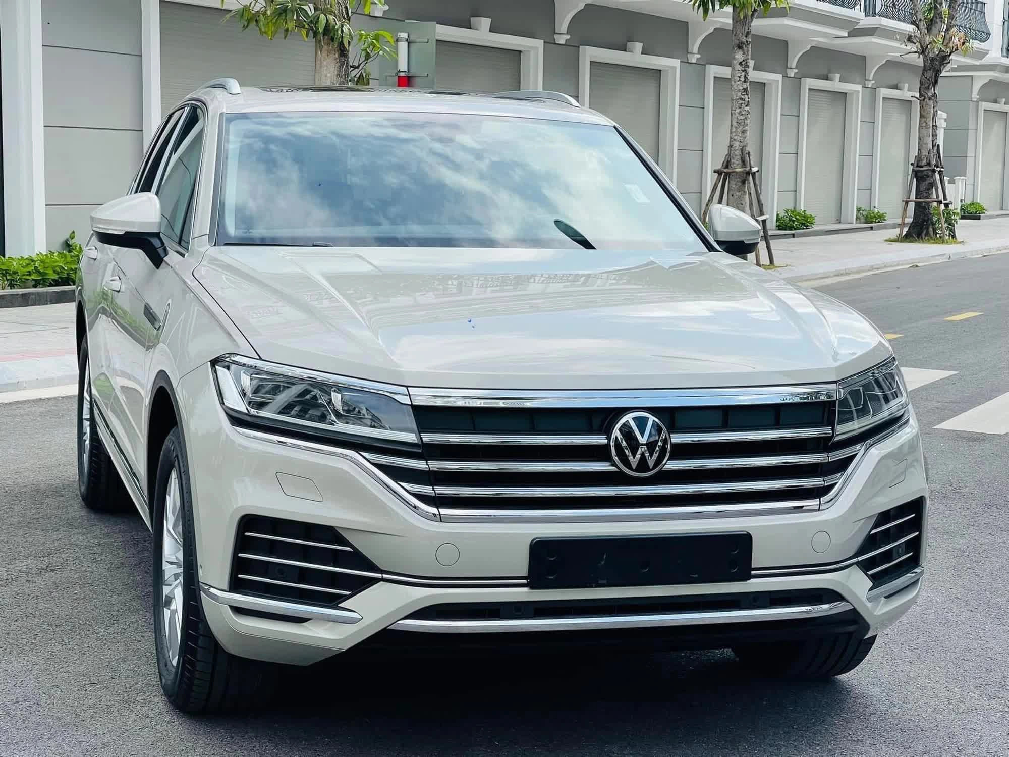 Giá xe Volkswagen Touareg tăng 100 triệu đồng