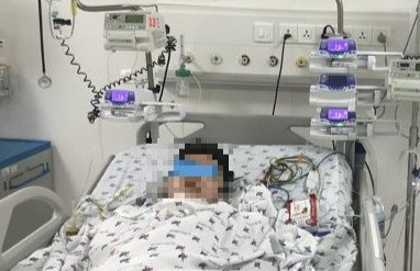 Nam sinh bị thương nặng do xe tải đâm khi đang đi học