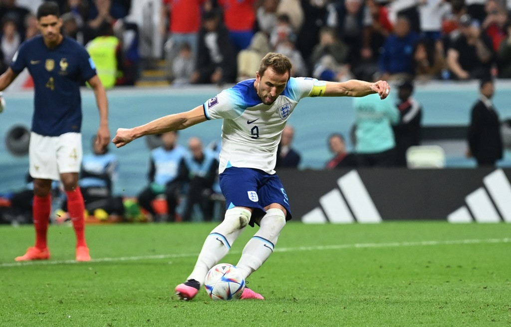Cận cảnh quả penalty hỏng ăn của Harry Kane khiến tuyển Anh thua Pháp