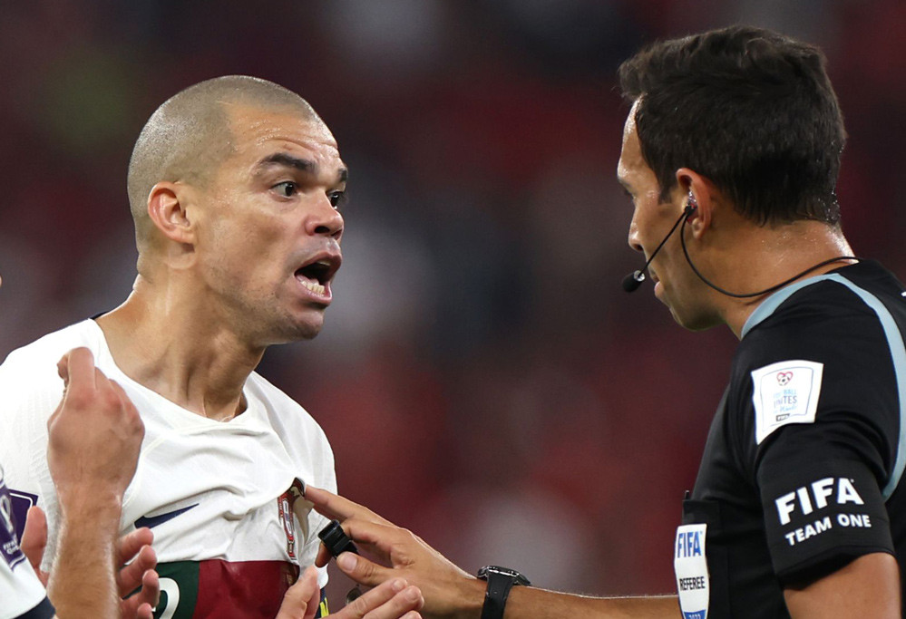Pepe và Bruno Fernandes cay cú trọng tài người Argentina
