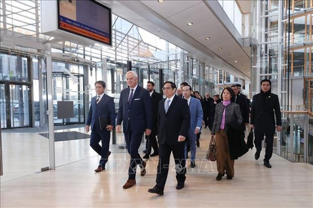 PM visits European Investment Bank in Luxembourg hinh anh 1