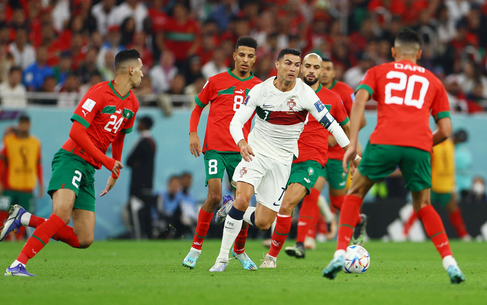 Đến đất nước Morocco, du khách sẽ bị mê hoặc bởi sắc đỏ terracotta chủ đạo trên các công trình kiến trúc bên bờ biển. Không chỉ thế, bóng đá địa phương cũng sôi động và đầy kịch tính với những trận đấu gay cấn và đặc biệt là trong World Cup 2022 sắp tới.
