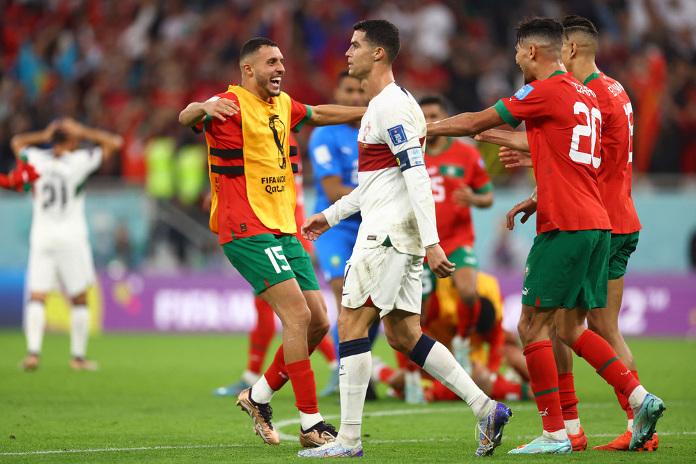 Xem bức ảnh Ronaldo khóc tại Morocco là cơ hội để bạn được thấy một mặt khác của siêu sao bóng đá này: tình cảm và nhạy cảm. Đừng bỏ lỡ cơ hội để trải nghiệm những cảm xúc sâu sắc này!