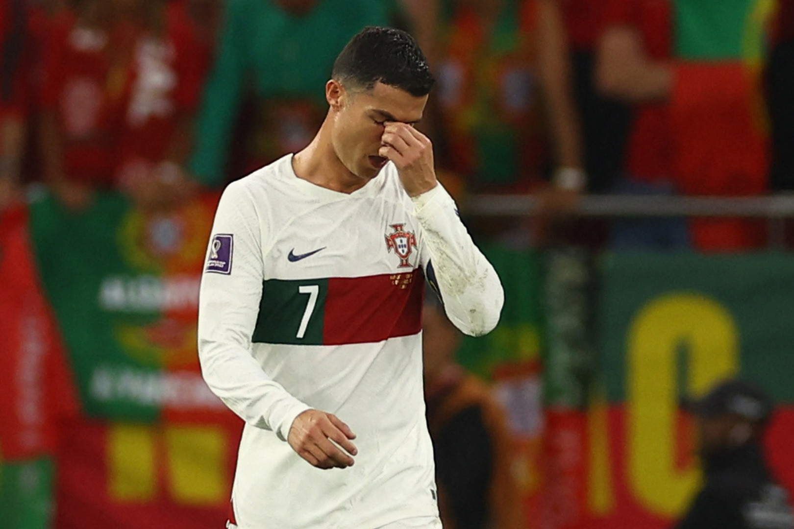 Bồ Đào Nha thất bại: Không phải lúc nào cũng có được chiến thắng và Bồ Đào Nha đã phải nhận thất bại. Tuy nhiên, hãy xem hình ảnh đầy tinh thần thể thao và khả năng chiến đấu của các cầu thủ khi họ đã cố gắng hết sức trong trận đấu.