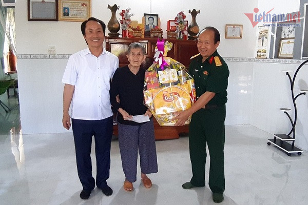 Báo VietNamNet tặng quà Mẹ Việt Nam anh hùng và gia đình chính sách