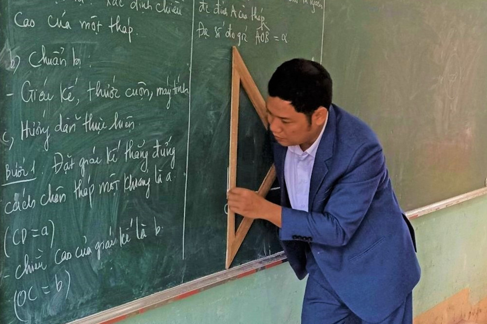 Thầy giáo vùng cao 13 năm kẻ bảng bằng tay trái và vai