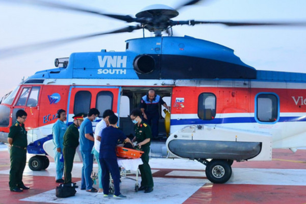 Dùng trực thăng đưa bệnh nhân từ đảo Song Tử Tây về đất liền điều trị