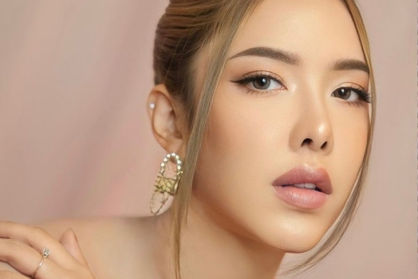 Nữ diễn viên Thái Lan mất lái, đâm vào 8 xe khác bên lề đường