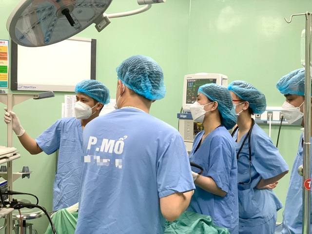 Bé trai bị nhiều mũi tên kim loại đâm vào mặt khi dùng nỏ bắt chuột