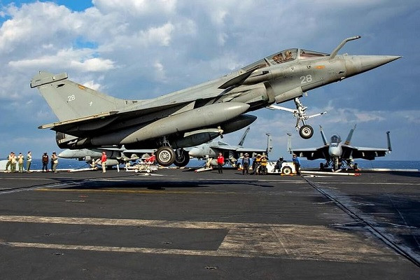 Ấn Độ chọn mua chiến cơ Rafale của Pháp cho tàu sân bay thay vì F-18 của Mỹ