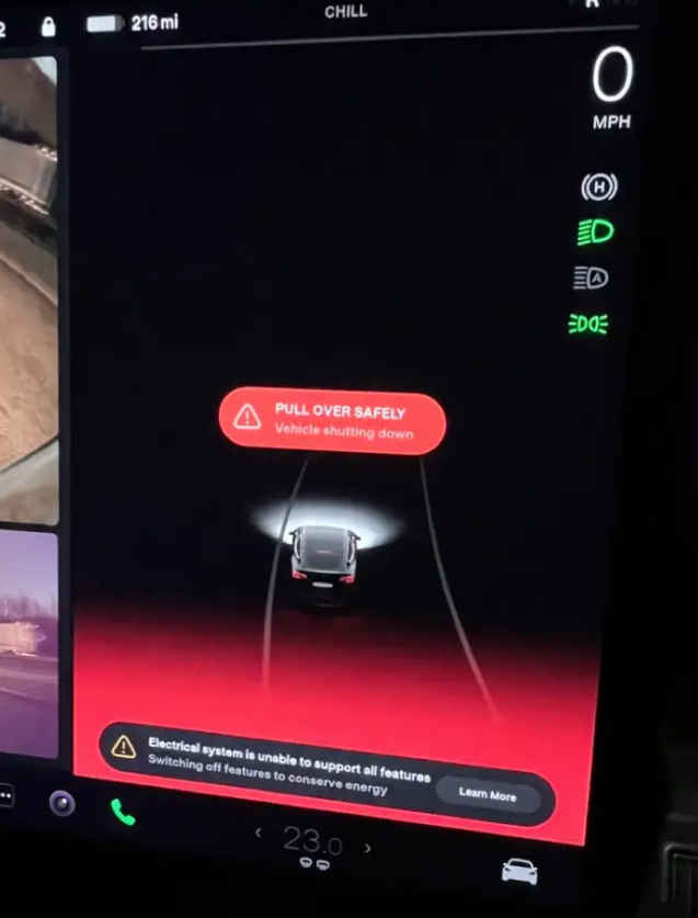 Tài xế bị nhốt trong xe vì ô tô điện Tesla trục trặc giữa đường - 1