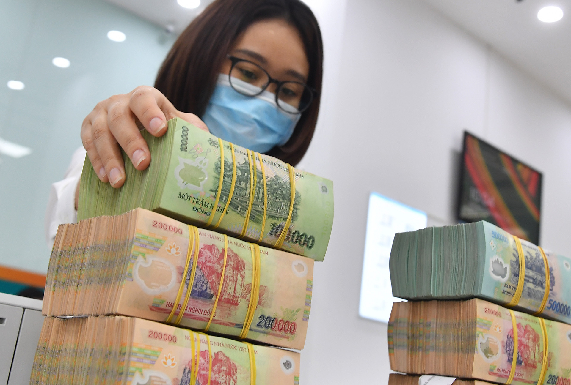Xây dựng lộ trình cải cách tiền lương, sửa đổi quy định về thu nhập đặc thù