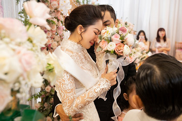 Khoảnh khắc xúc động trong lễ thành hôn của Khánh Thi - Phan Hiển