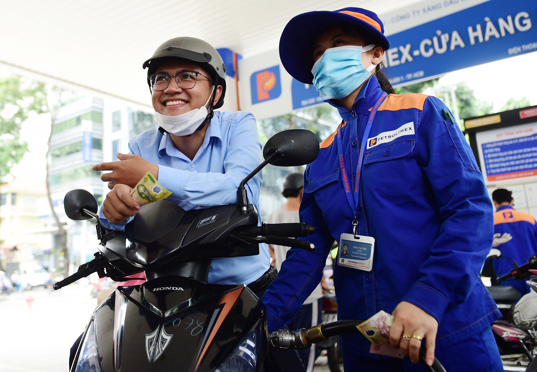 Giá xăng hôm nay giảm mạnh, xuống thấp nhất năm