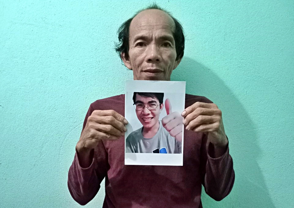Ông bố Quảng Nam tá túc cửa chùa, tìm con trai mất tích