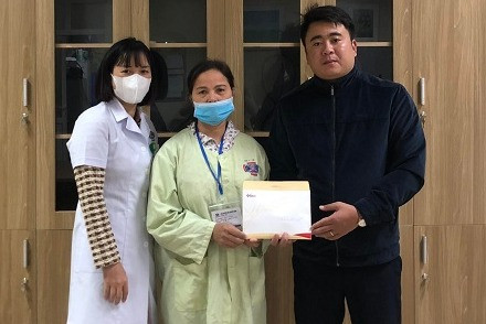 Trao hơn 32 triệu đồng đến em Trần Tiến Đạt bị ung thư xương
