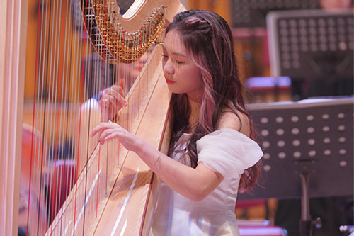 Nữ sinh lớp 11 và niềm đam mê với đàn harp