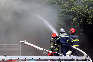 Cháy lớn ở nhà 3 tầng phố Hàng Bông, lửa lan sang căn liền kề
