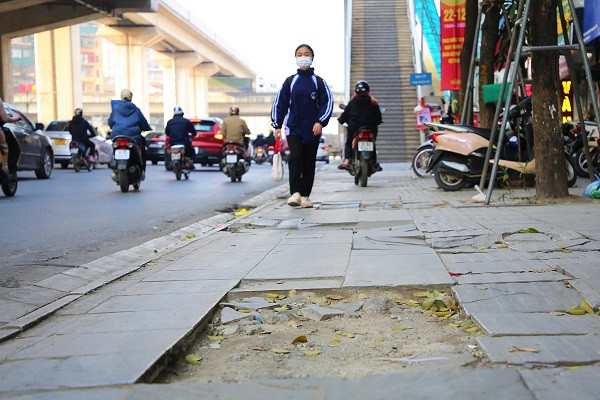 Đá lát vỉa hè đường Nguyễn Trãi vỡ vụn, công nhân tất bật thay mới