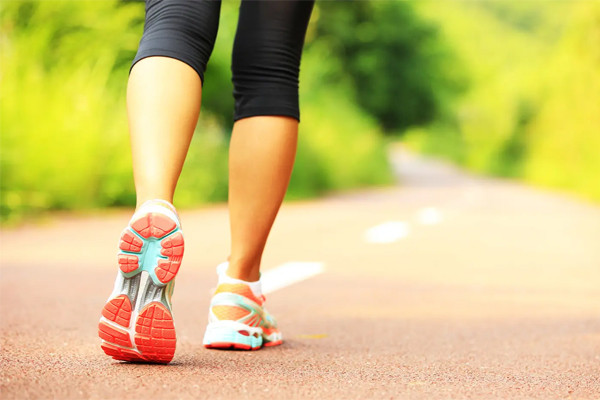 Cách đi bộ ngược đời giúp tăng cường sức khỏe