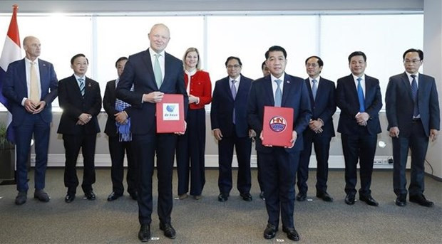 PM attends Vietnam-Netherlands Business Forum, meets leaders of Dutch firms