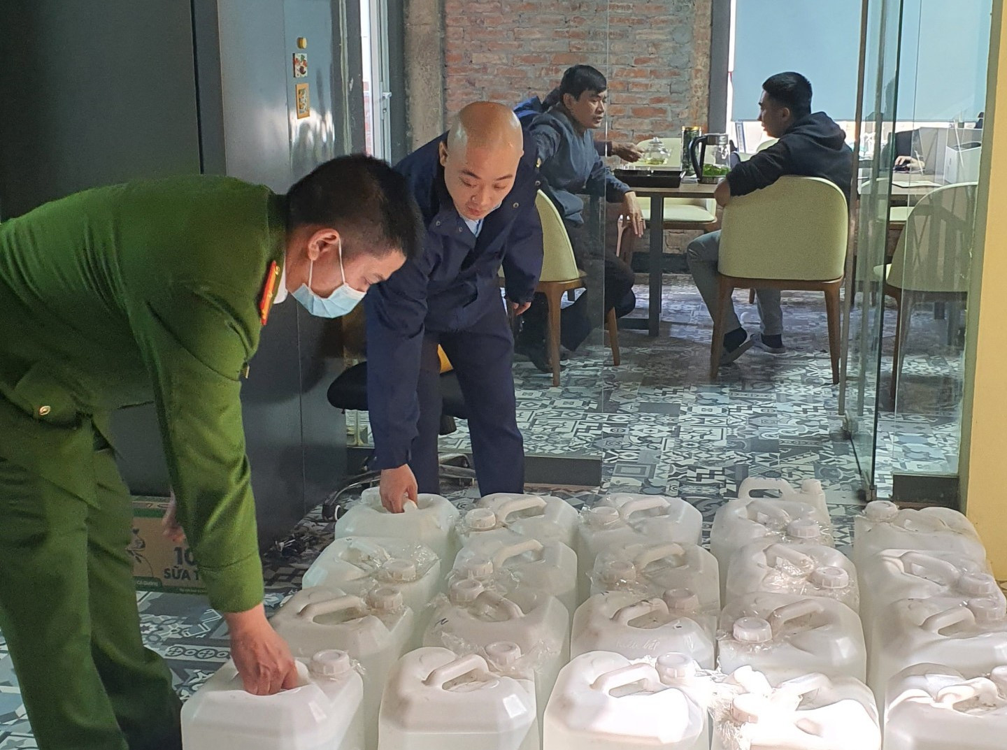 Lực lượng chức năng đang kiểm tra, thu giữ số rượu không rõ nguồn gốc xuất xứ tại huyện Thanh Trì, Hà Nội