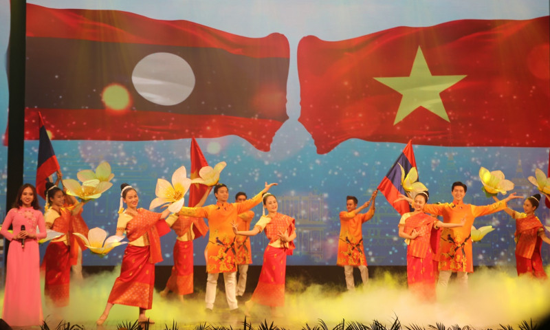 Ấm áp chương trình nghệ thuật đặc biệt 'Tình Việt - Lào'