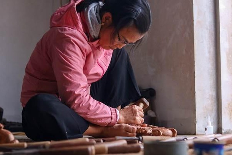 The wood carving village of Du Du is located at Thanh Thuy commune, Quoc Oai district, Hanoi.