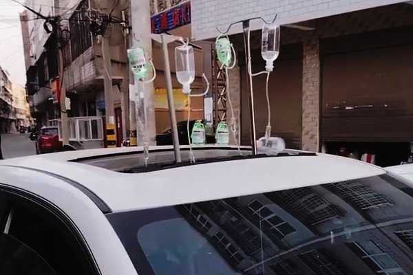 Trung Quốc: Bệnh viện chật ních, bệnh nhân được điều trị theo cách lạ