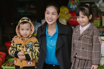 Hoa hậu Thiên Ân mang yêu thương đến nhiều trẻ em