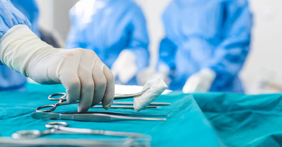 Hai anh em sinh đôi giống hệt nhau, lớn lên cùng mọc hàng trăm khối u