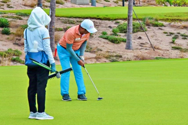 Nữ caddie tiết lộ chuyện căng thẳng trên sân golf