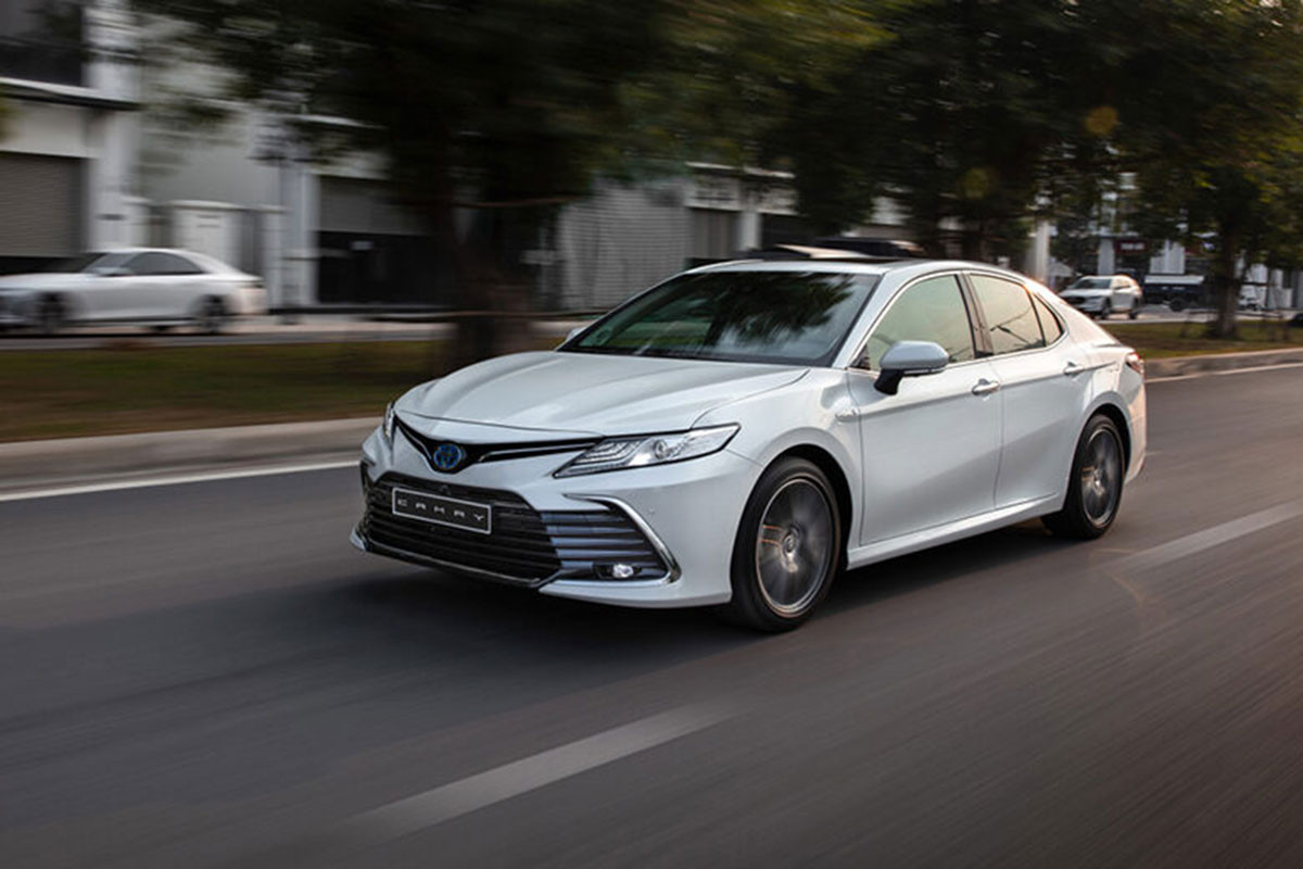 Xe sedan giá 1 tỷ tháng 11: Honda Accord ở đáy, Toyota Camry hồi phục