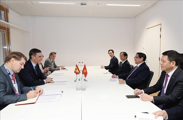 Vietnamese PM meets with Spanish counterpart in Brussels hinh anh 1