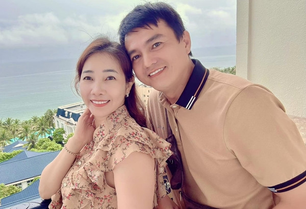 Đời thực hạnh phúc bên vợ trẻ của gã anh trai cục súc, tù tội trong 'Mẹ rơm'