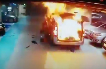 Nhân viên rửa xe gây hỏa hoạn khiến 100 chiếc Mercedes bị hư hại