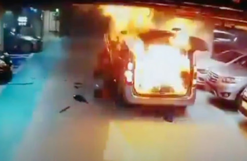Nhân viên rửa xe gây hỏa hoạn khiến 100 chiếc Mercedes bị hư hại