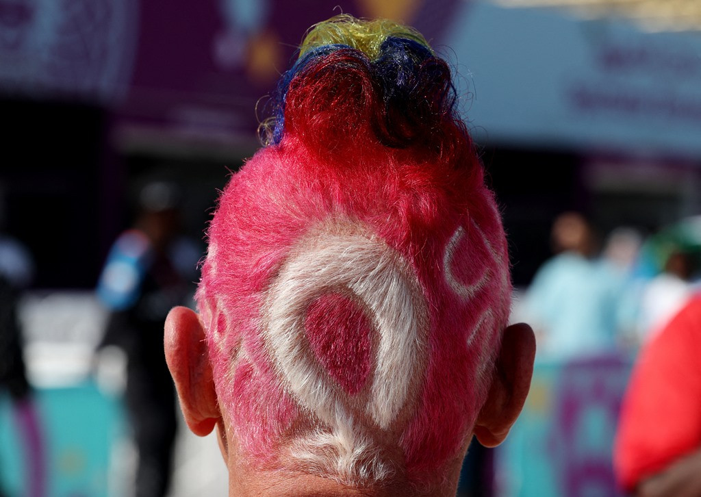 Mái tóc phía sau để kiểu logo của World Cup 2022