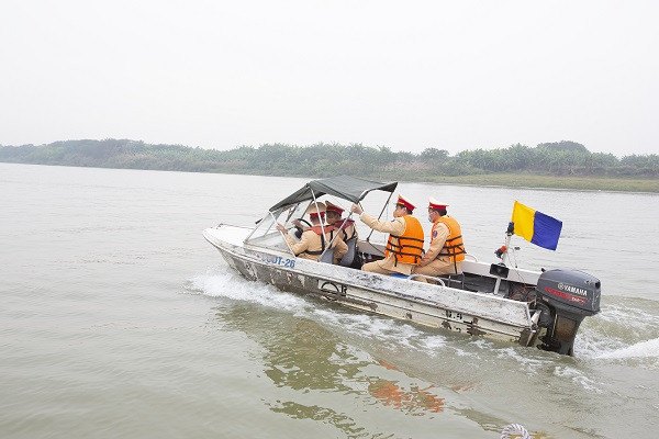 Cảnh sát giải cứu thanh niên nhảy cầu, chơi vơi giữa dòng nước