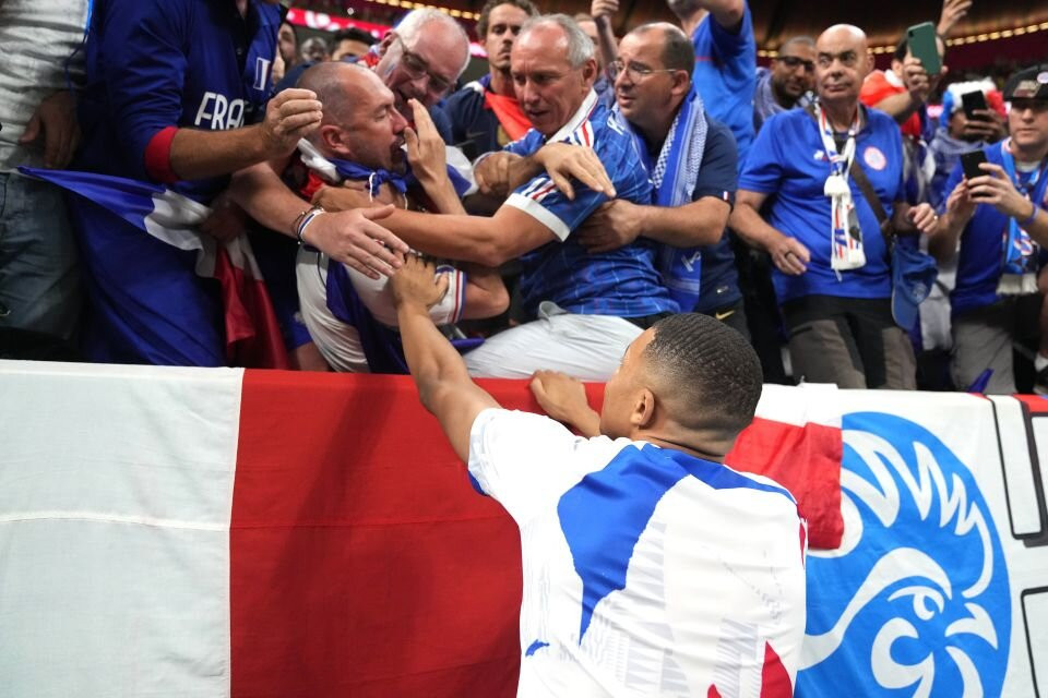 Mbappe sút bóng trúng mặt khiến CĐV choáng váng