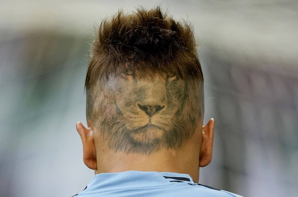 Một mái tóc khác, với mặt sư tử nổi bật phía sau gáy