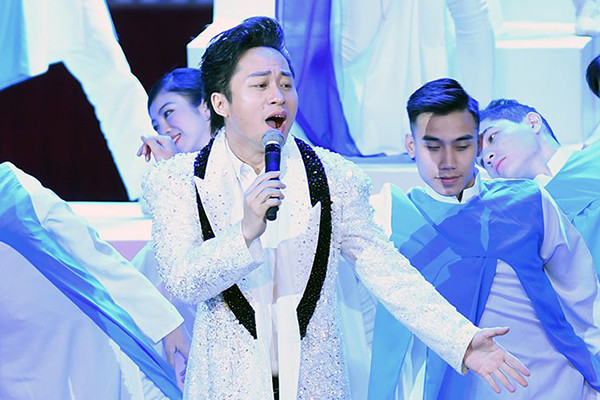 Tùng Dương hát cổ vũ thanh niên