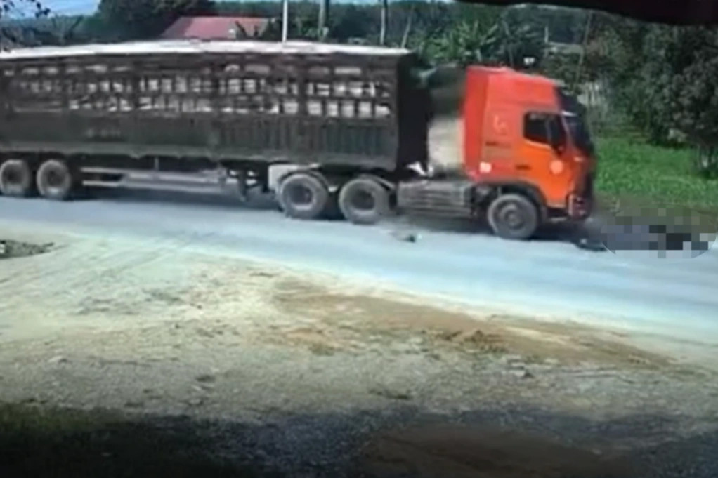 2 vợ chồng bị xe đầu kéo hất văng hàng chục mét - 1