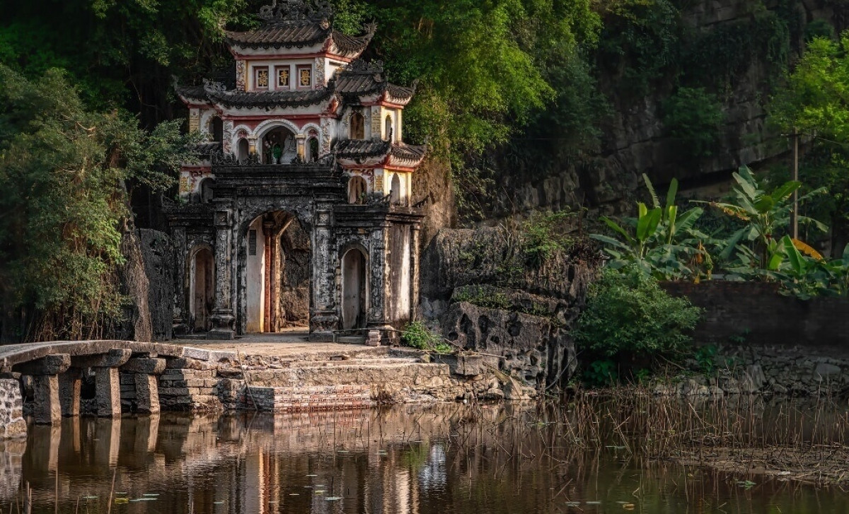 admiring three vietnamese pagodas hidden in caves picture 2