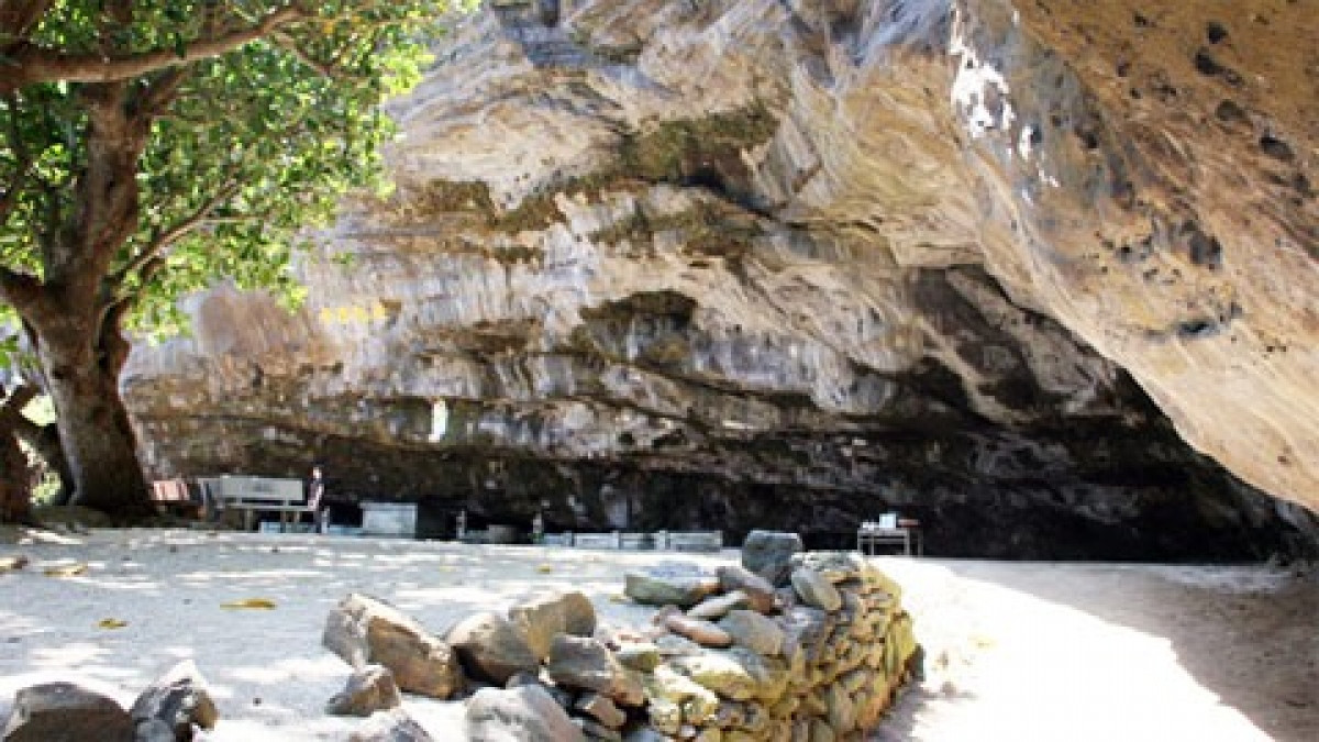 admiring three vietnamese pagodas hidden in caves picture 5