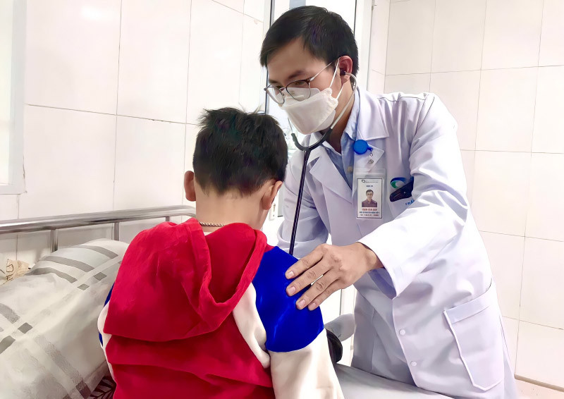 Trẻ 6 tuổi đột ngột uống nhiều nước do mắc biến chứng đe dọa tính mạng