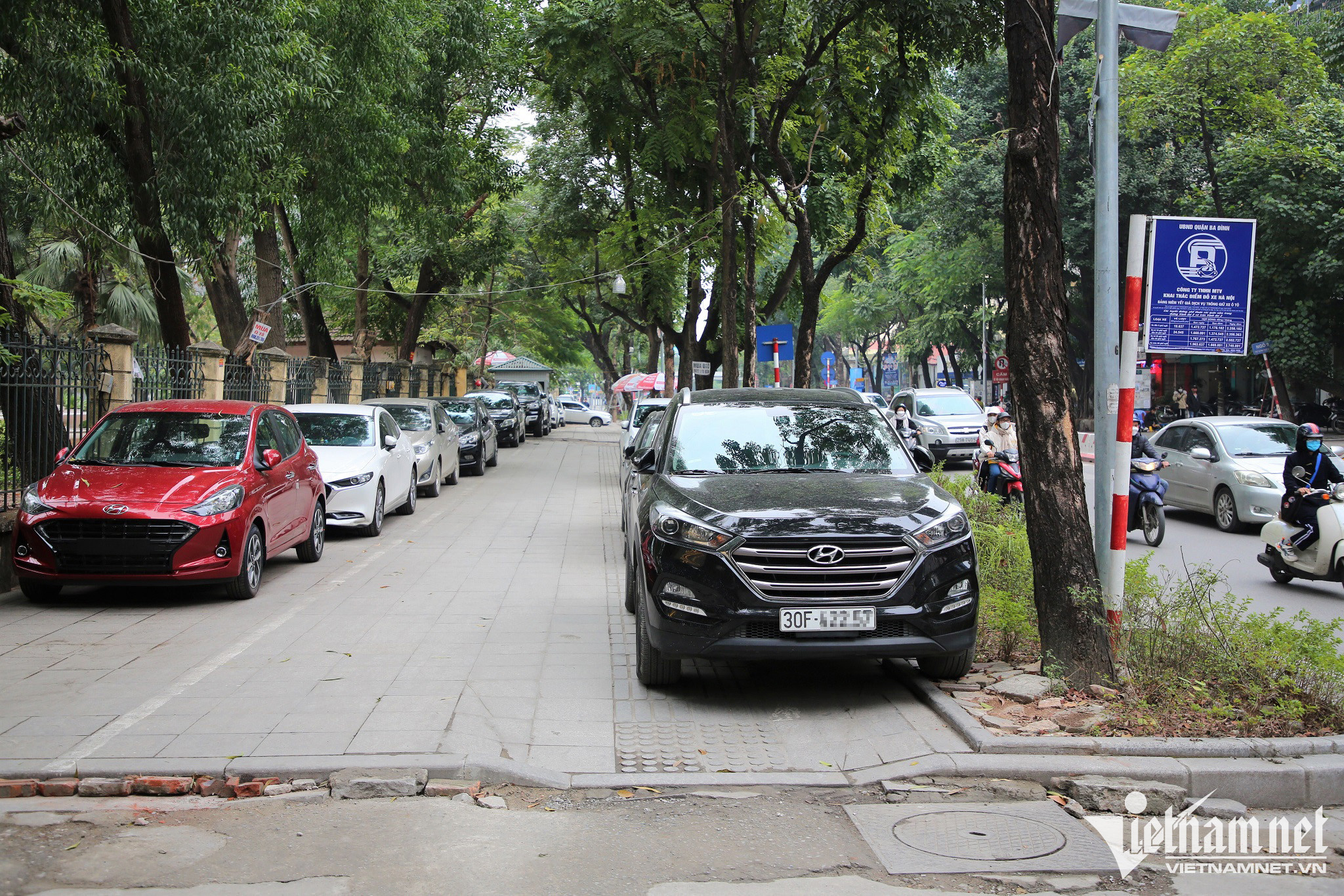 Chủ tịch Hà Nội yêu cầu dừng điểm đỗ xe gây hỏng hè phố